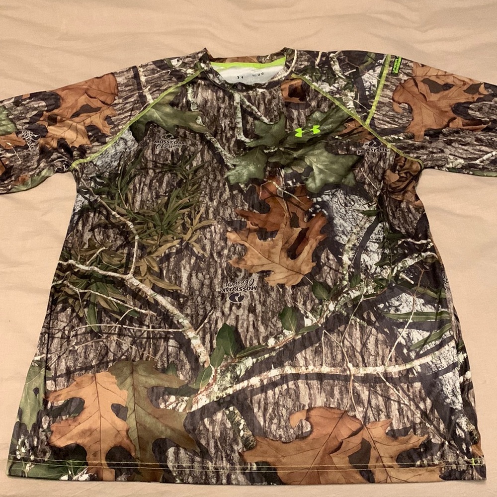 Under armour men’s medium mossy oak camo heat gear long sleeve shirt